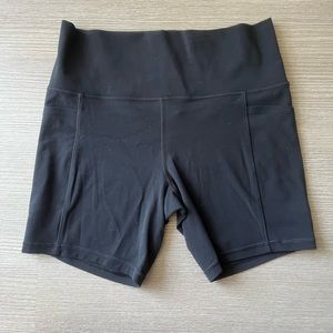 Athleta Salutation Stash Pocket shorts 7”, size Large, black